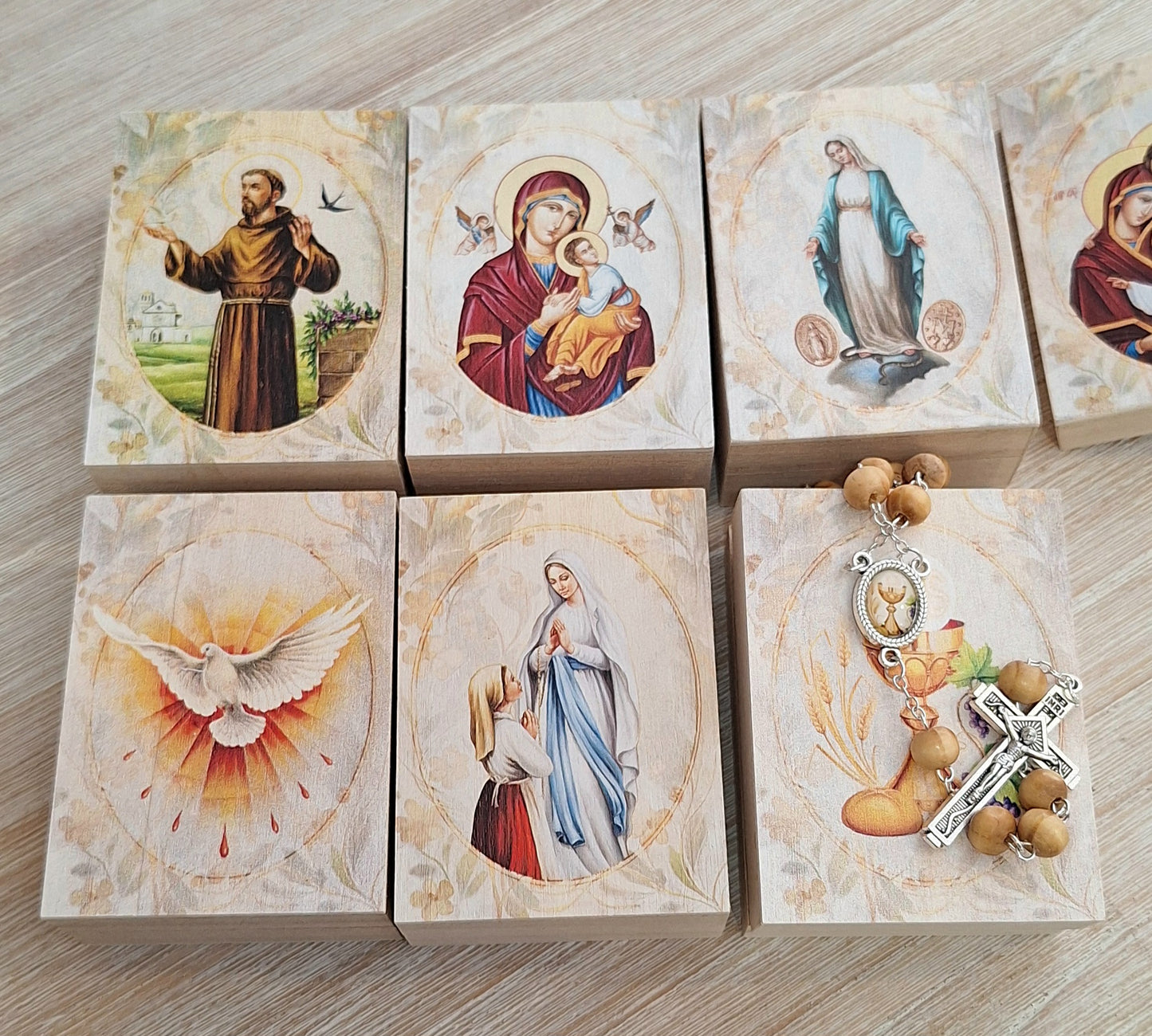 Rosary: in wooden box with image