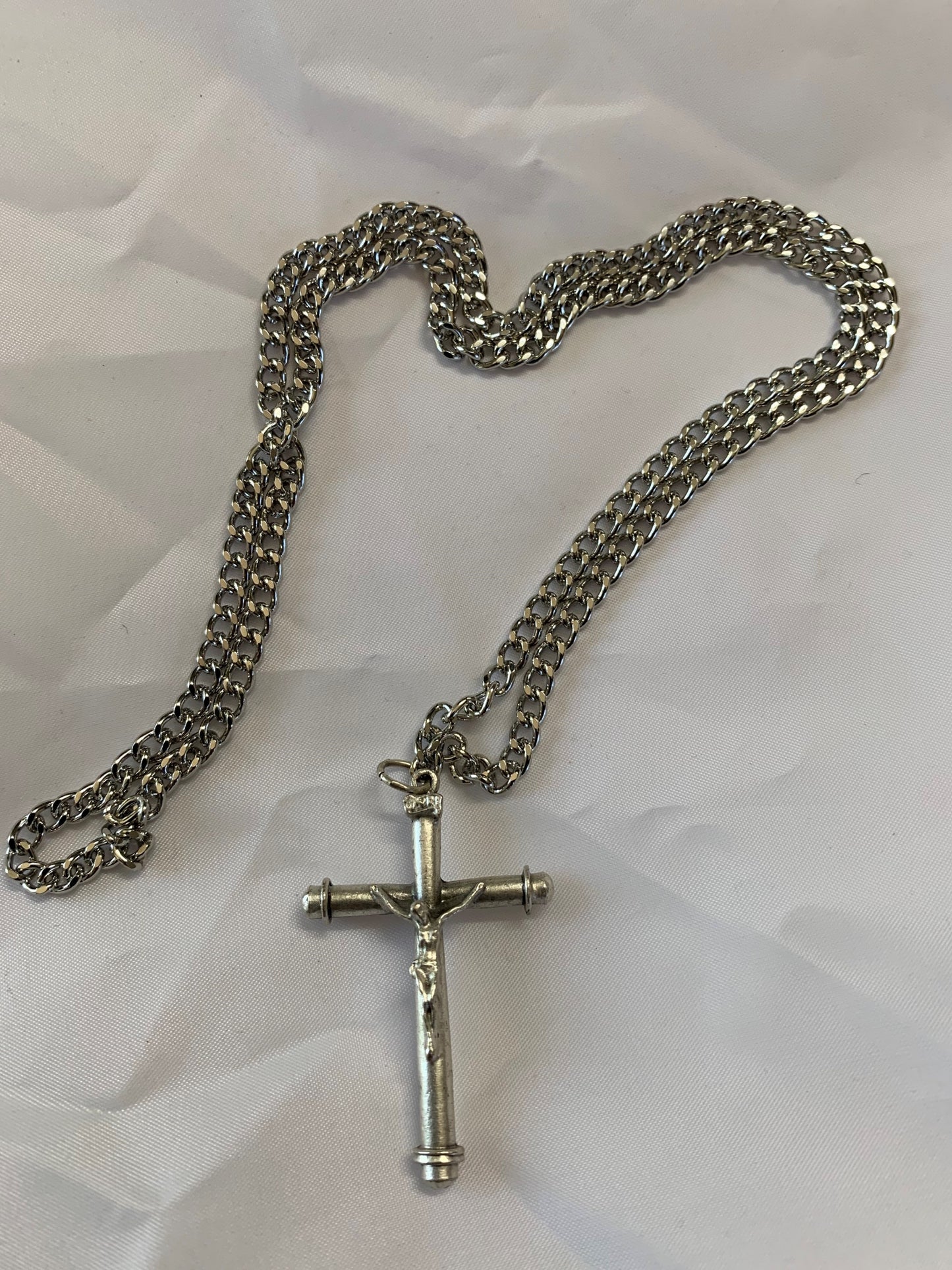 Necklace: Crucifix metal on rhodium chain 60cm